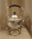 Ceainic englezesc cu suport, placat cu argint, ștanțat Lloyd, Payne &amp; Amiel Manchester