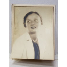 STUDIO FOTO GUGGENBERGER MAIROVICH , BUCURESTI , PORTRETUL UNEI DOAMNE , FOTOGRAFIE MONOCROMA , LIPTA PE SUPORT DIN CARTON, PERIOADA INTERBELICA
