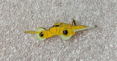 T2. INSIGNA TIP PIN AVIATIE AVION CU ELICE - dimensiune 33 x 10 mm ** foto