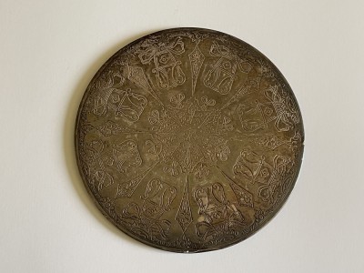 Suport argintat pentru vase calde gravat in stil victorian, anii 1930 foto