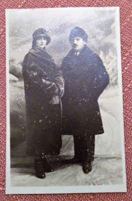 Portret de cuplu. Fotografie tip carte postala datata 1925 - Foto Modern, Buc. foto