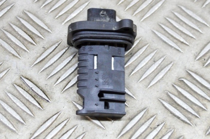 Debitmetru de aer BMW 2 Active Tourer F45 2016 OEM: 7602038,0280218266 18125936