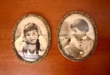 2 RAME FOTO DIN METAL SI CU STICLA CONVEXA 9CM X 7CM