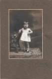 A3123N Copil cu păpușă, fotografie studio Benesch, Oravița