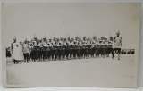MILITARI ROMANI SI OFITER CU MANTIA ORDINULUI ' MIHAI VITEAZUL ' LA DEFILARE , FOTOGRAFIE FORMAT CARTE POSTALA , INTERBELICA
