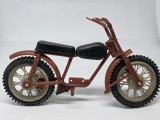 Motoreta veche de jucarie. Motocicleta / Motoreta veche de jucarie.