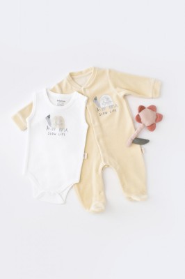 Set Broscuta cu salopeta si body din 80%bumbac organic si 20% poliester - Crem, BabyCosy (Marime: 0-3 Luni) foto