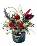 Aranjament floral cu trandafiri criogenati si plante criogenate (Multicolor)