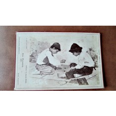 Fotografie pe carton, doi prieteni la joaca, inceput de secol XX