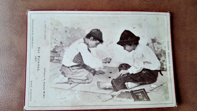 Fotografie pe carton, doi prieteni la joaca, inceput de secol XX foto
