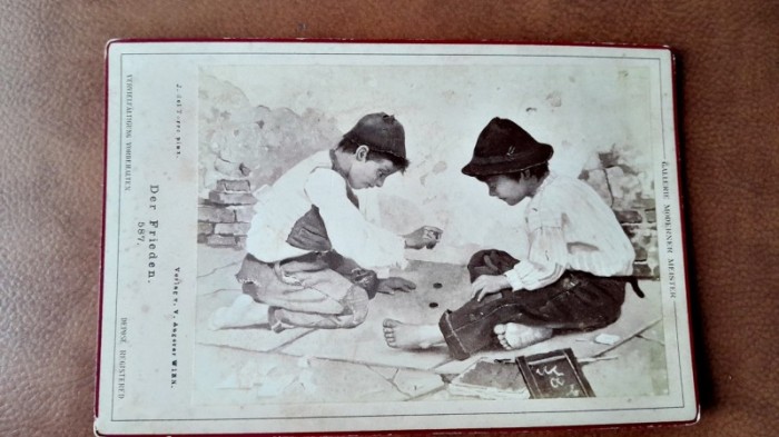 Fotografie pe carton, doi prieteni la joaca, inceput de secol XX