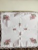 Față de masă albă, broderie model floral lalele