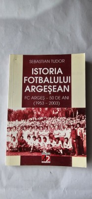 ISTORIA FOTBALULUI ARGESEAN FC.ARGES 50 DE ANI 1953-2003 SEBASTIAN TUDOR, EDITURA PARALELA 45 .STARE FOARTE BUNA . foto