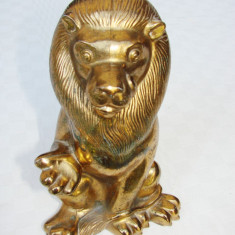 Pusculita veche din antimoniu aurit in forma unui leu