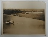 HIDROAVION PE LAC , IN PLAN INDEPARTAT HANGARELE UNUI AERODROM , FOTOGRAFIE , PERIOADA INTERBELICA