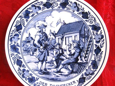 FARFURIE CERAMICA ROYAL GOEDEWAAGEN BLUE DELFT OLANDA COLECTIA MESERII - DER DACHDECKER MESERIAS ACOPERIS 24 CM foto