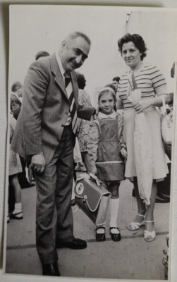 Foto de familie Dinu Săraru scriitor, om de teatru 14x9 cm scoala educatie foto