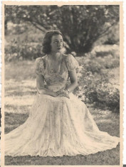 B129 Fotografie tanara in rochie de vara anii 1930 foto