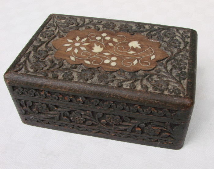Frumoasa cutie din lemn gravata in basorelief cu motive florale si intarsii