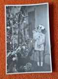 fotografie veche romaneasca - sarbatorile de iarna - pomul de Craciun, fetita cu papusi - jucarii