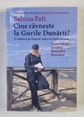 CINE RAVNESTE LA GURILE DUNARII ? O CALATORIE PE TIMP DE RAZBOI IN DELTA EXTINSA de SABINA FATI , 2024 foto