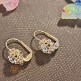 Cercei clasici placati cu aur , decor floare cu cristal zirconia alb in centru, SaraTremo