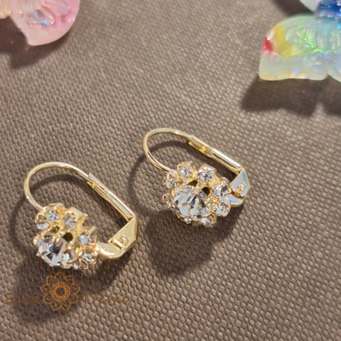 Cercei clasici placati cu aur , decor floare cu cristal zirconia alb in centru