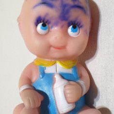 Jucarie veche de colectie figurina din cauciuc - Bebe cu minge biberon