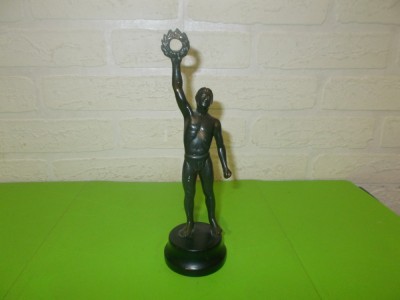 STATUETA veche metalica pe soclu de lemn , perioada interbelica foto