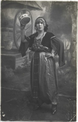 P1922N T&amp;acirc;nără &amp;icirc;n costum exotic, 1928, studio Elegant, București foto