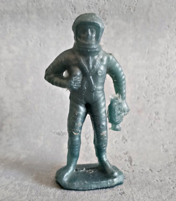 Figurină Romania anilor 80 Ceaușescu Cosmonaut 7,5 cm foto