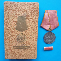 Set complet Medalia Muncii RPR decoratie cutie si bareta model RAR anii 1950