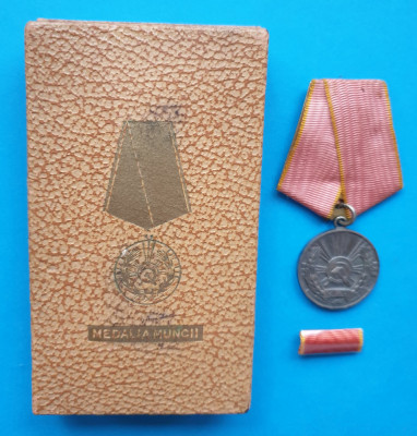 Set complet Medalia Muncii RPR decoratie cutie si bareta model RAR anii 1950 foto