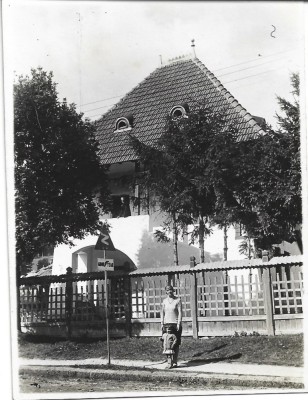 P2269N Reclamă la anvelopele Goodyear pe st&amp;acirc;lpul indicatorului rutier, Poiana Țapului, perioada interbelică foto