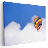 Tablou balon cu aer cald printre nori Tablou canvas pe panza CU RAMA 30x40 cm