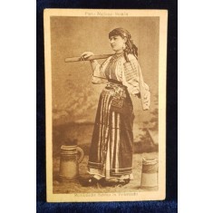 TANARA IN PORT POPULAR , CU COBILITA SI DOUA DONITE , POZAND IN STUDIO , CARTE POSTALA ILUSTRATA , MONOCROMA, NECIRCULATA , PERIOADA INTERBELICA