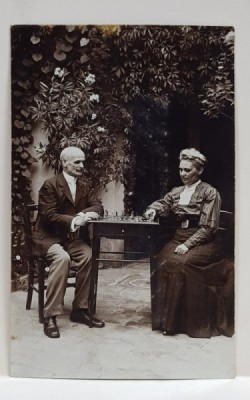 CUPLU DE ETNICI GERMANI IN FATA TABLEI DE SAH , FOTOGRAFIE TIP CARTE POSTALA , MONOCROMA, NECIRCULATA , INCEPUTUL SECOLULUI XX foto