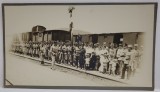 MILITARI SI CIVILI IN ASTEPTAREA UNUI TREN , PE PERON , FOTOGRAFIE DE GRUP , CCA. 1900