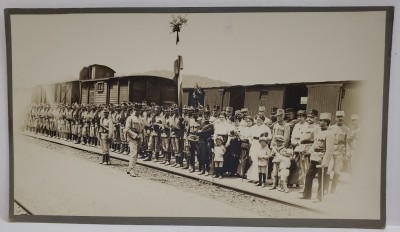 MILITARI SI CIVILI IN ASTEPTAREA UNUI TREN , PE PERON , FOTOGRAFIE DE GRUP , CCA. 1900 foto