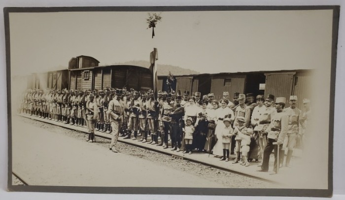 MILITARI SI CIVILI IN ASTEPTAREA UNUI TREN , PE PERON , FOTOGRAFIE DE GRUP , CCA. 1900