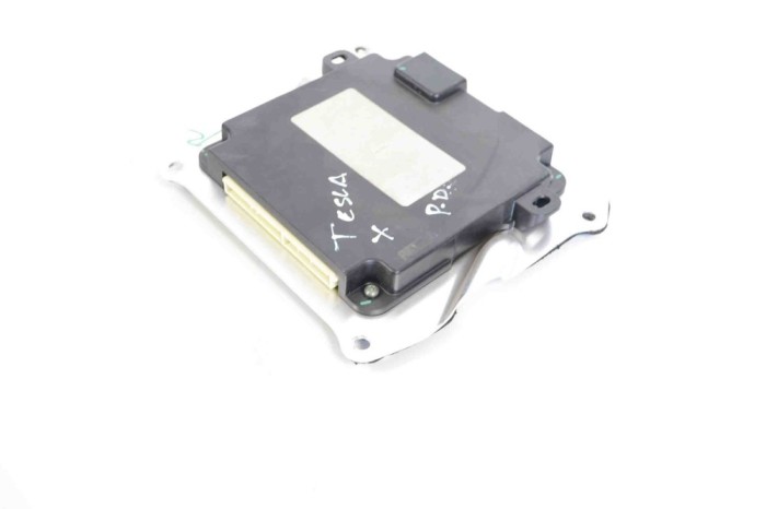 Modul de control ușă dreapta față TESLA MODEL X 2016 OEM: 1048860-00-B 3961974
