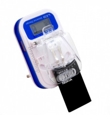 Incarcator universal de acumulator - baterie telefon cu afisaj LCD si USB foto