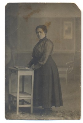AD 1369 C. P.VECHE-DOAMNA IN TINUTA DE EPOCA- PATATA foto