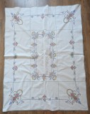 FATA DE MASA MARE VINTAGE DIN BUMBAC CU MODEL CUSUT MANUAL &Icirc;N CRUCIULIȚE