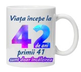 Cana alba personalizata &quot; Viata incepe la &quot;, 42 ani, INOVATIX&reg;. 330ml