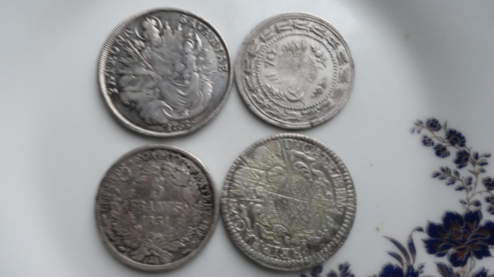 4 MONEDE MARI STRAINE !