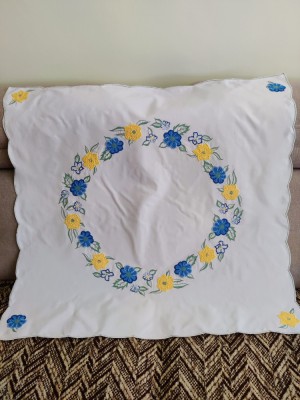 Față de masă, broderie aplicata model floral foto