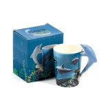 Cană din porțelan cu m&acirc;ner 3D &icirc;n formă de delfin - Lume Subacvatică