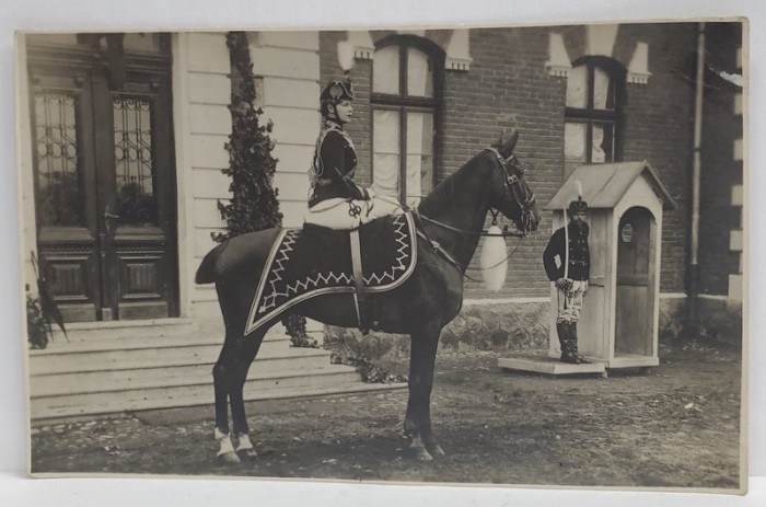 M.S. REGINA MARIA , IN UNIFORMA , PE CAL , LANGA O CLADIRE PAZITA DE MILITARI , FOTO. N. BUZDUGAN , CARTE POSTALA , INTERBELICA