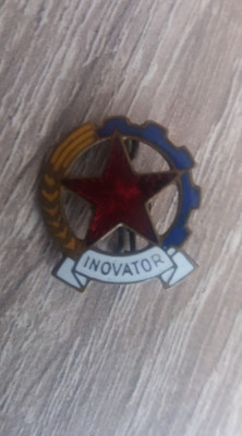 QW9 K 28 - Insigna - Tematica tehnologie - comunism - Steaua rosie - Inovator foto
